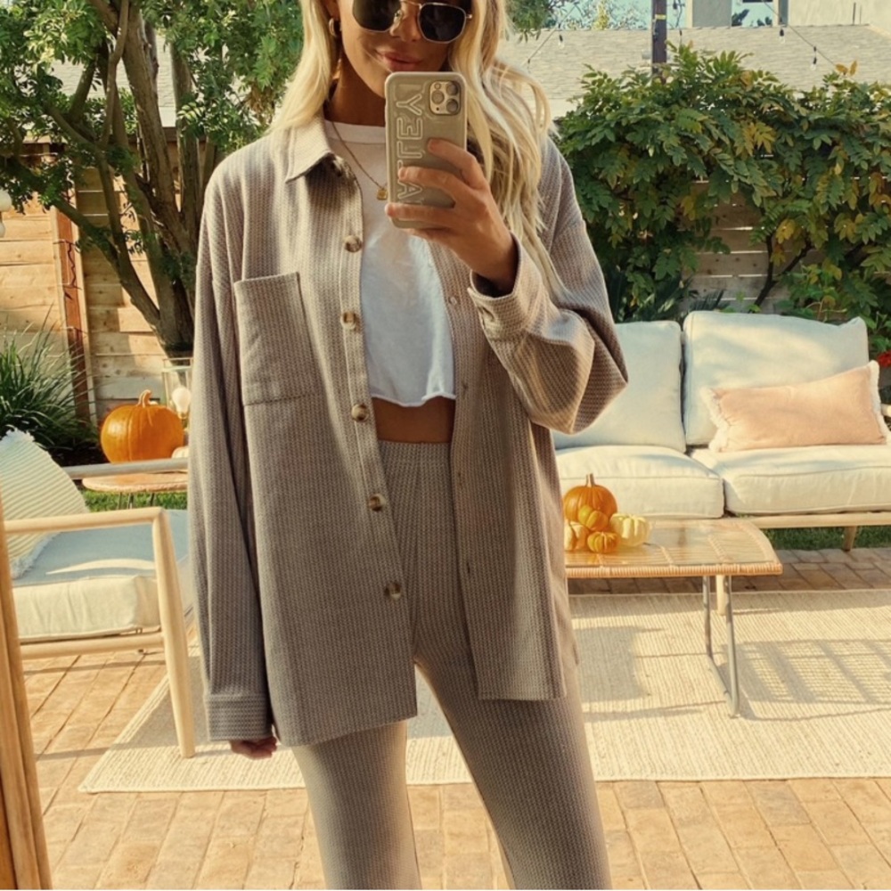 NWT 12thTribe X @thesaltyblonde 🕶⚡️ Livingston Taupe Geo Button Down Top Sz S/M